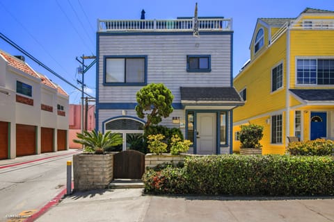 3rd floor deck overlooks common elevated entry area with hot/cold hand shower