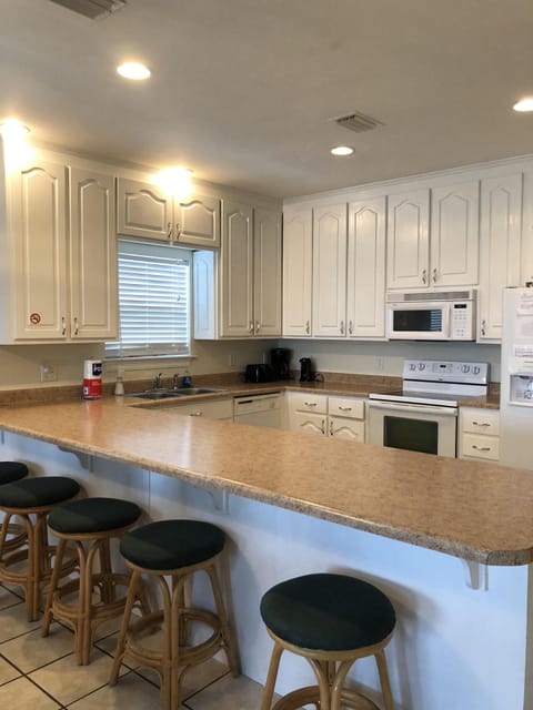 Full kitchen with breakfast bar. 