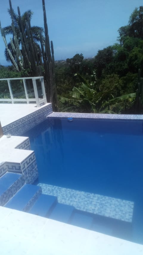 Pool mit Blick auf Puerto Plata