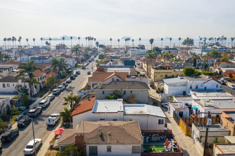 2 min. walk to the ⛱ 