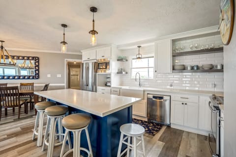 breakfast area and kitchen
