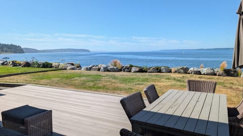 Looking south towards Seattle and a peak at the top of Mt Rainier