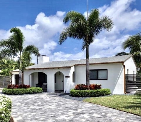 Amazing curb appeal and very welcoming!