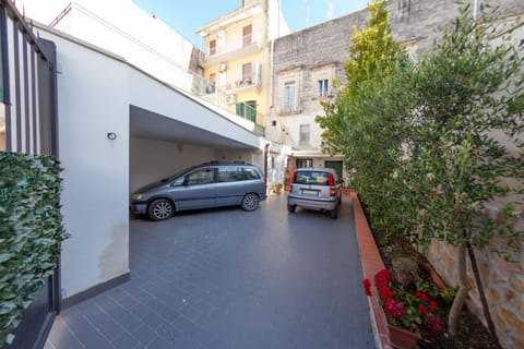 Cortile con parcheggio auto