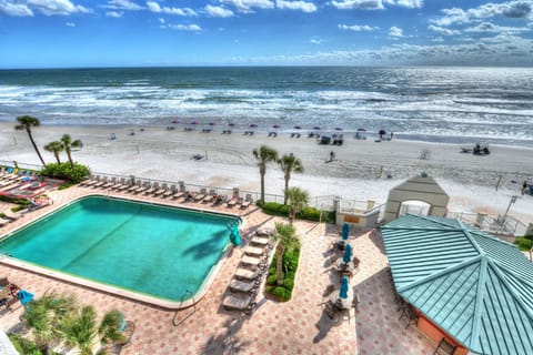 Outdoor pool area for sunny days - lounge by the sand