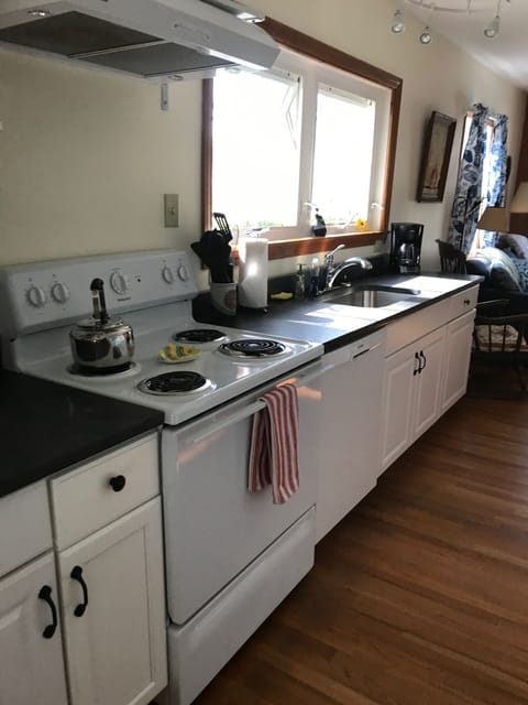 Easy access to cooking and dining