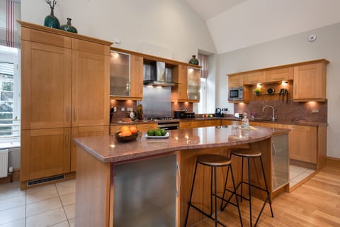 Well equipped kitchen with breakfast seating area