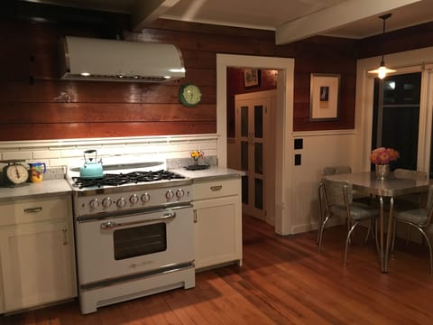 Big Chill gas range, 6 burner stove! 