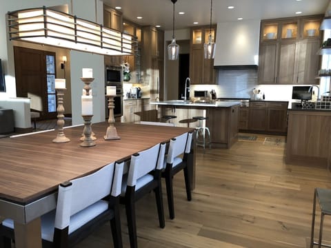 Dining table/kitchen