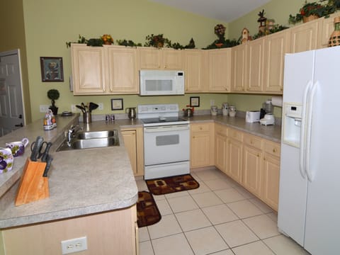 Fully-equipped kitchen for your entertaining pleasure.