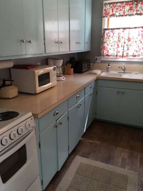 Harbor House Guest Cottage - Kitchen