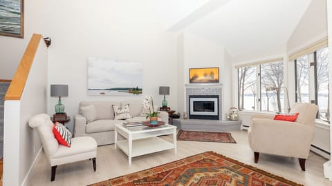 Newly renovated living area. 
Elegant and comfortable. VIEWS!