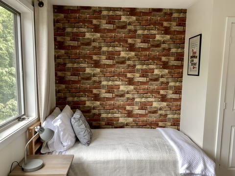 Single bed. Same room as queen bed.