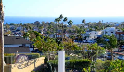 Upstairs lanai and ocean panorama