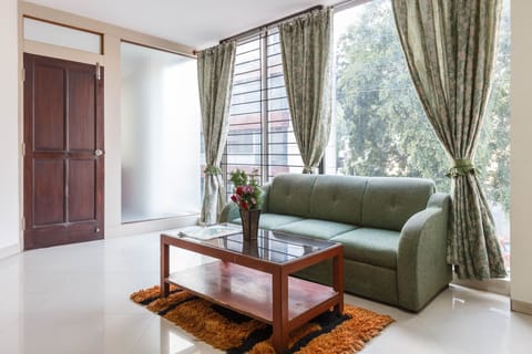 Living Luxury Service Apartment 