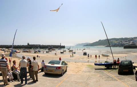 Moments from Beautiful St Ives Harbour Seafront and two other beaches