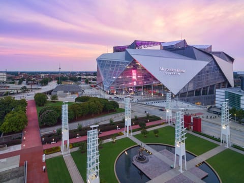 5 min walk to Mercedez Benz Stadium!