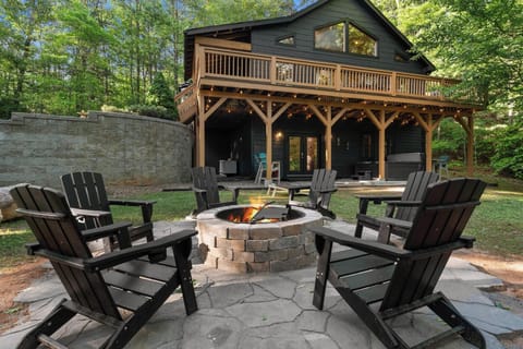 ✨ Welcome to your private escape in the Great Smoky Mountains! ✨
Tucked in the beautiful mountains, fire pit nights at Red Cedar Cabin bring cool mountain air, cozy blankets, and memories that last a lifetime 🔥🌲✨
