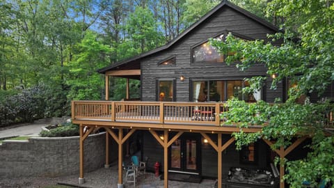 Recharge in this secluded cabin, private hot tub and breathtaking mountain views. Surrounded by nature and wrapped in the warmth of a woodsy treehouse feel, this peaceful retreat offers privacy, comfort, and the charm of stepping into a storybook