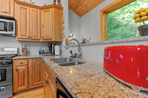 🍞 Enjoy a quick breakfast or midnight snack with our retro red SMEG appliances