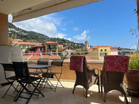 Plenty of spots for bird watching and boat watching.