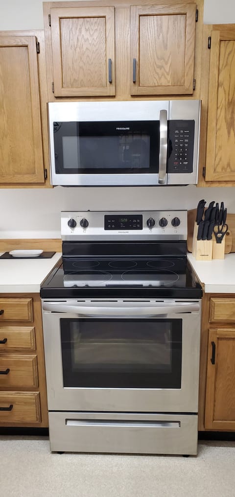 glass top 5 burner range and microwave with turntable