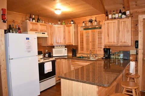 2br/2.5ba Pet Friendly Blue Ridge Cabin Rental with Hot Tub, Pool Table and Mountain View