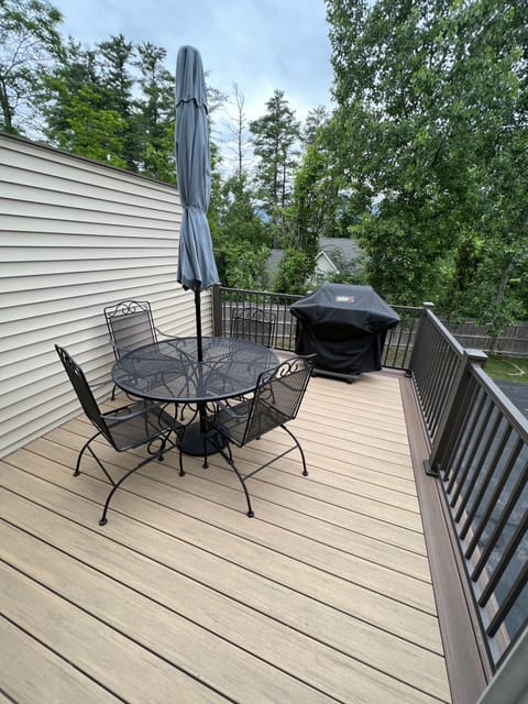 Upgraded (2023): an AZEK-composite deck with Weber grill for al fresco dining.