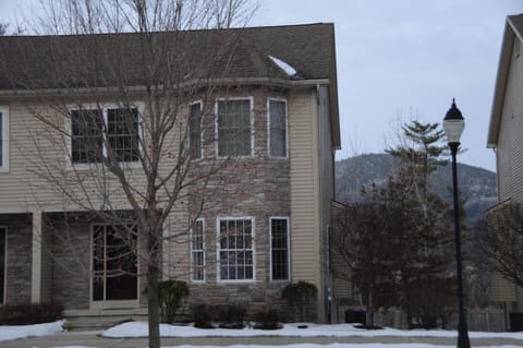 Our townhouse is available year round with 3 top ski resorts within an hour. 