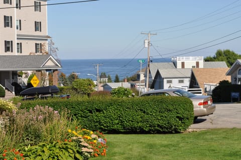 Ocean views and the beach is minutes away.....