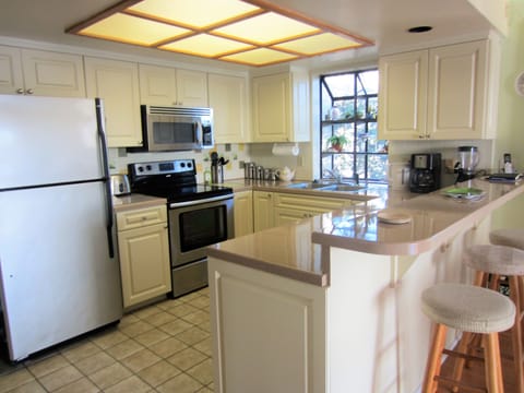 Kitchen with breakfast bar