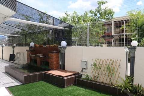 Side garden with aquarium