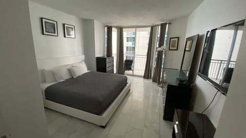 Bedroom with Super comfort mattress. Memory Foam Mattress. 