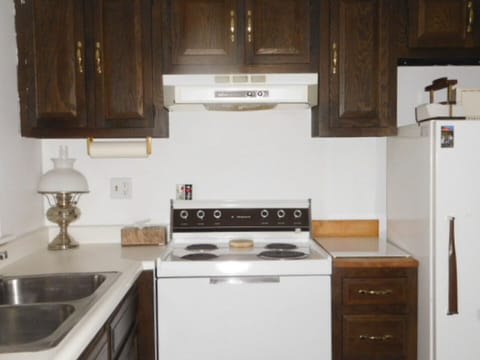 Kitchen
Electric Range/Oven & Refrigerator/Freezer