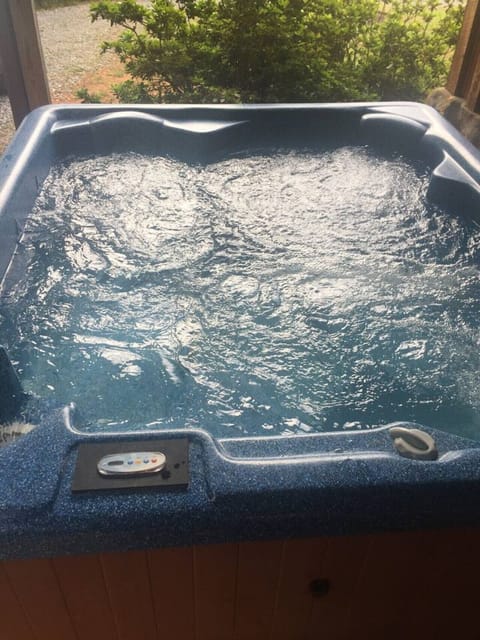 Ocoee River Area 2br/1ba cabin rental with hot tub