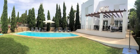 Exterior lanscape, swimming pool and Villa Ohana.