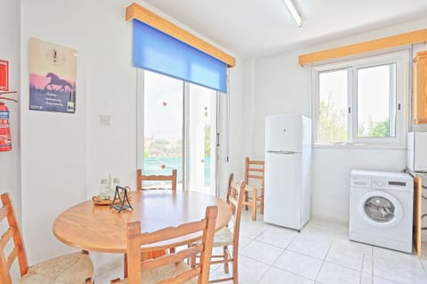 Dining table%2FWashing machine