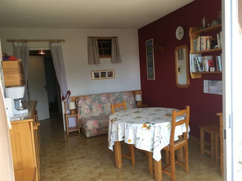 39/5000
Living room with double sofa bed