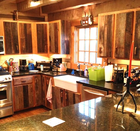 Granite countertops with
Kitchen Aid appliances.
