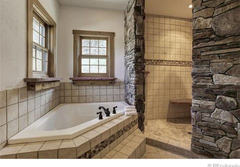 Master bath, awesome stone shower!!
