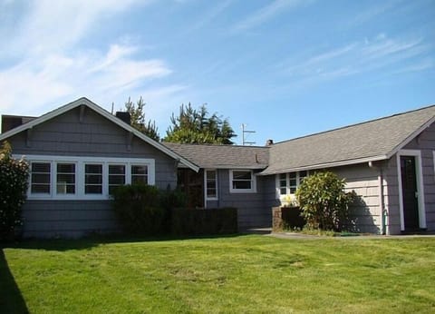 Newly restored vintage beach cottage just two short blocks from the beach, 3 bedrooms, 2.5 baths, dog friendly with approval