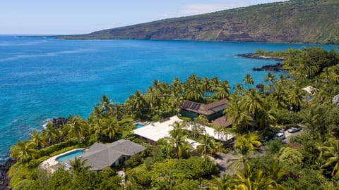 Located on the edge of Kealakekua Bay across from the Captain Cook Monument