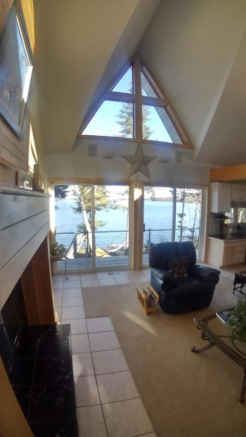Living room with view to the lake.