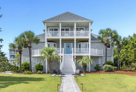 11114 Inlet Drive. Dual Master Bedrooms on the left (west) and right (east). 
