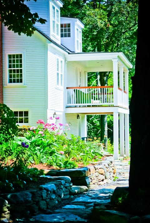 Orchard Cottage. View from driveway.