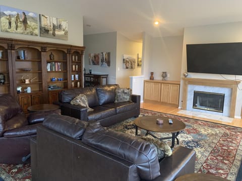 LARGE LIVING ROOM WITH 78 IN TV AND GREAT VIEW.