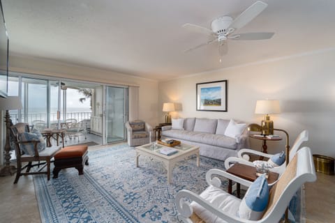 Beautiful Living area overlooking the ocean