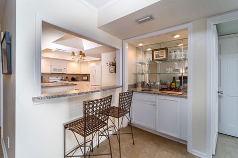 Breakfast Bar and Cocktail Bar