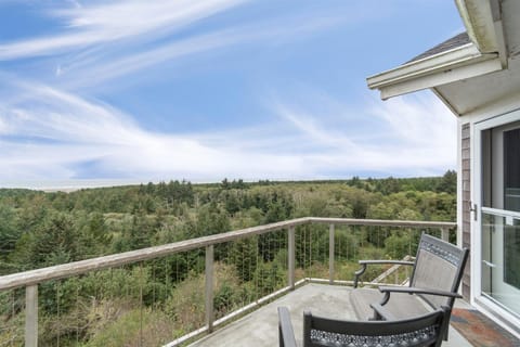 Immerse yourself in stunning ocean views from the balcony at Lost Lobster—your perfect seaside retreat awaits!