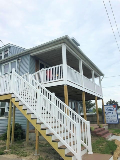 Front stairwell to upstairs unit only